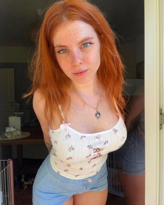 Рыжеволосая девушка на откровенных фото