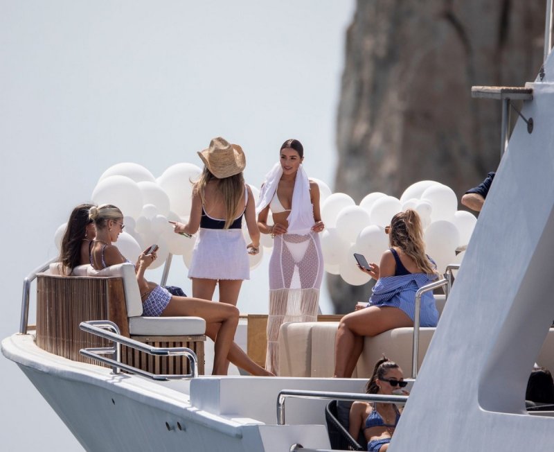 Оливия Калпо на яхте в бикини
