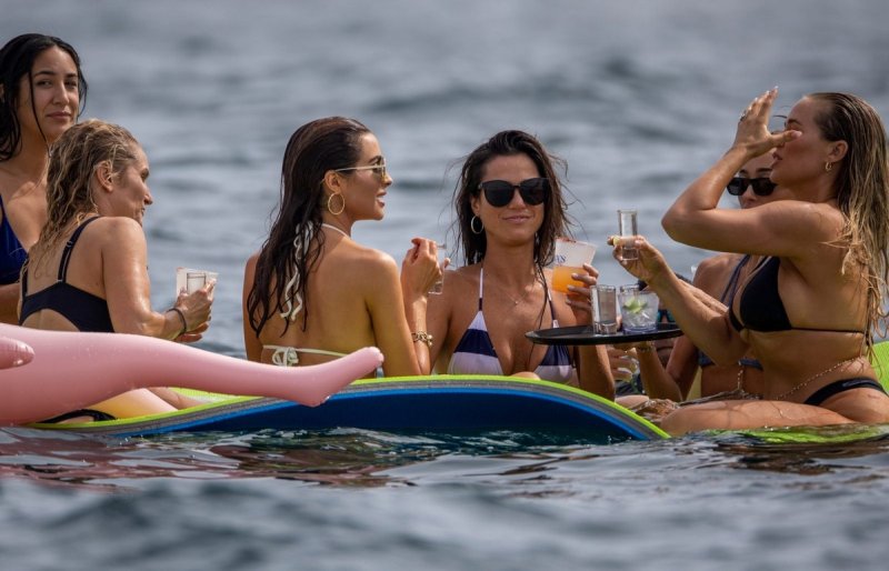 Оливия Калпо на яхте в бикини