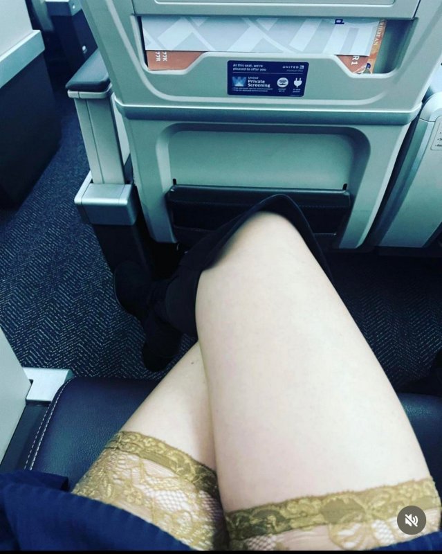 Голые стюардессы с длинными ногами