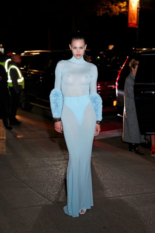 Амелия Хэмлин засветила грудь