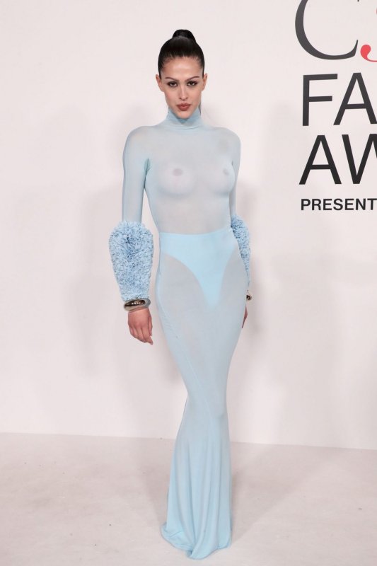 Амелия Хэмлин засветила грудь