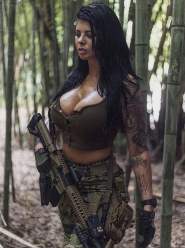 Огнестрельное оружие и сексуальные девушки