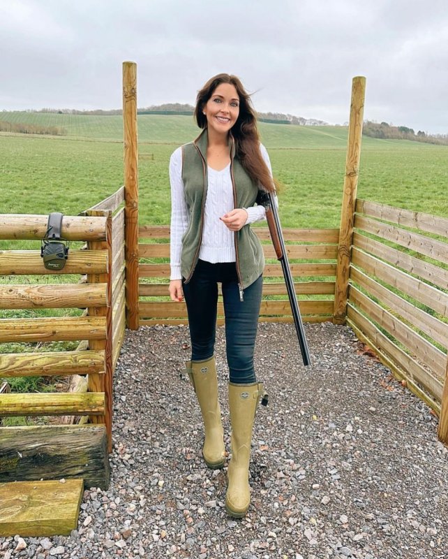 Огнестрельное оружие и сексуальные девушки