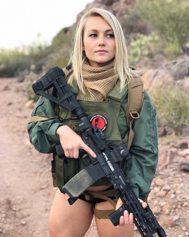 Огнестрельное оружие и сексуальные девушки