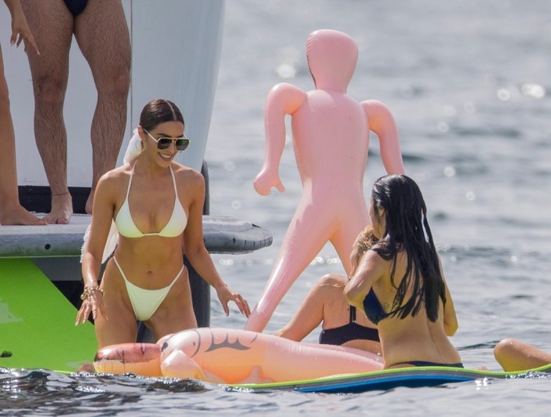 Оливия Калпо на яхте в бикини