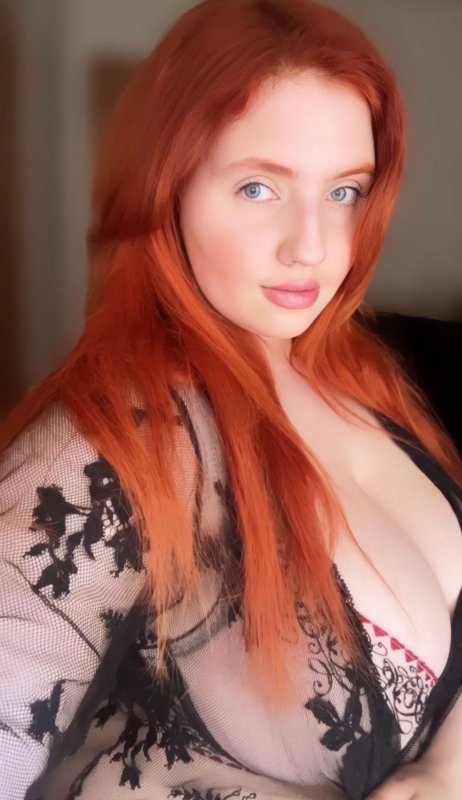 Рыжеволосая девушка на откровенных фото
