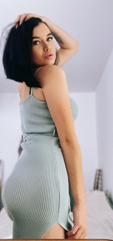 Красивые девушки в коротких платьях