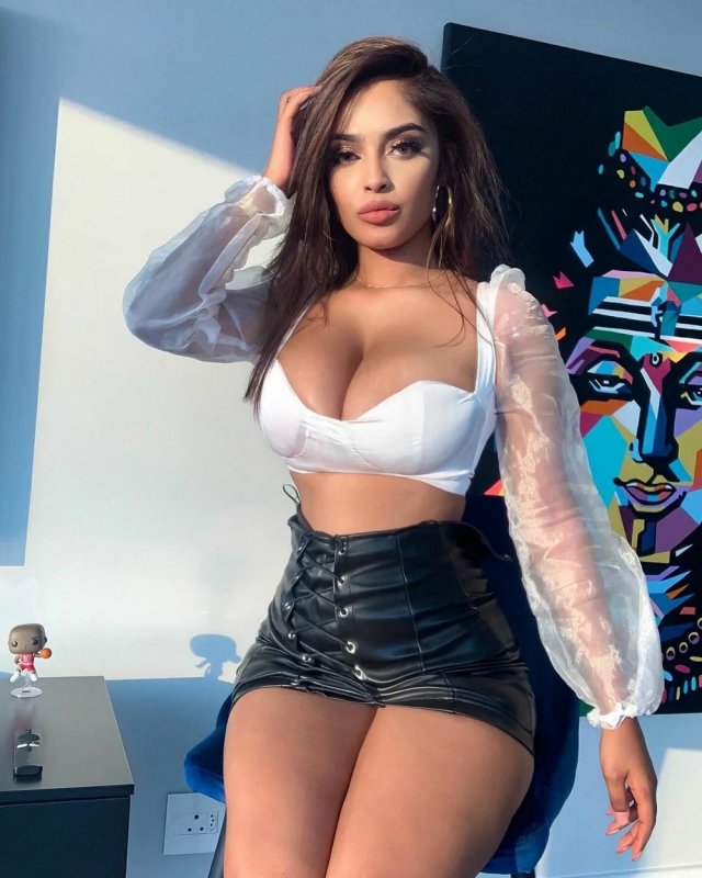 Молодые девушки с тонкой талией