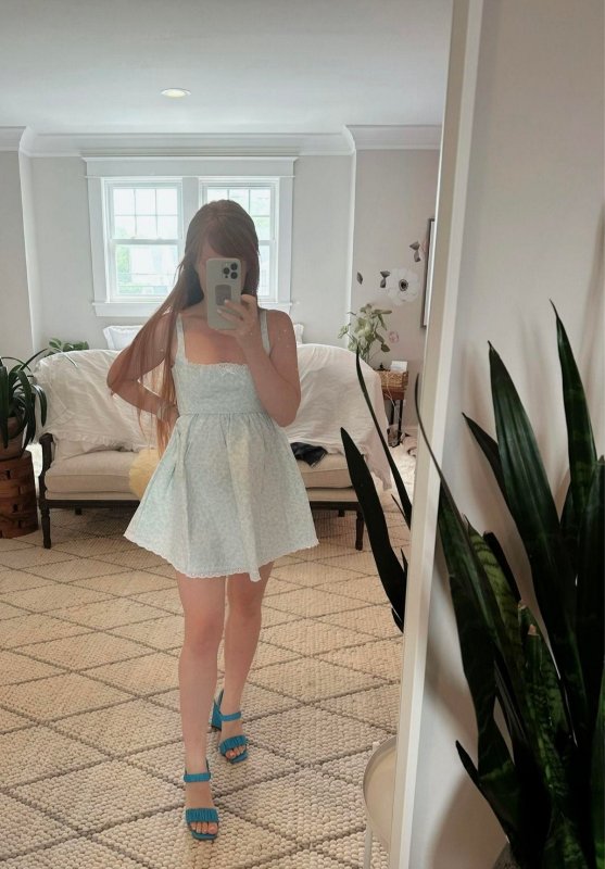 Девушки, в коротких платьях