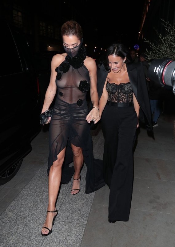 Рита Ора в откровенном платье