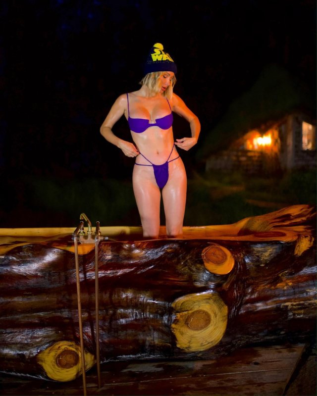 Сара Андервуд на откровенных фотографиях