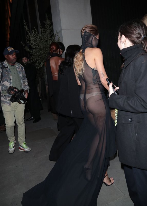 Рита Ора в откровенном платье