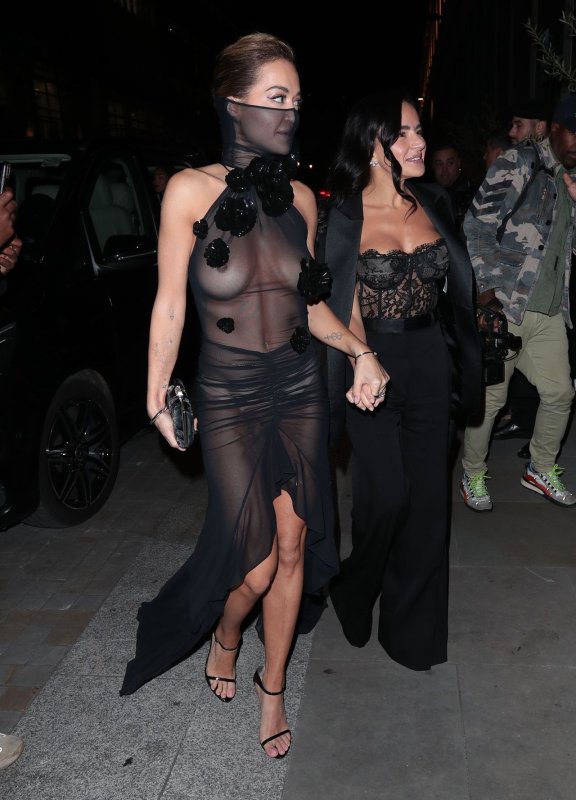 Рита Ора в откровенном платье