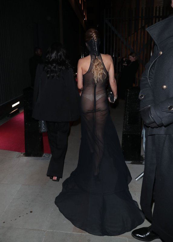 Рита Ора в откровенном платье