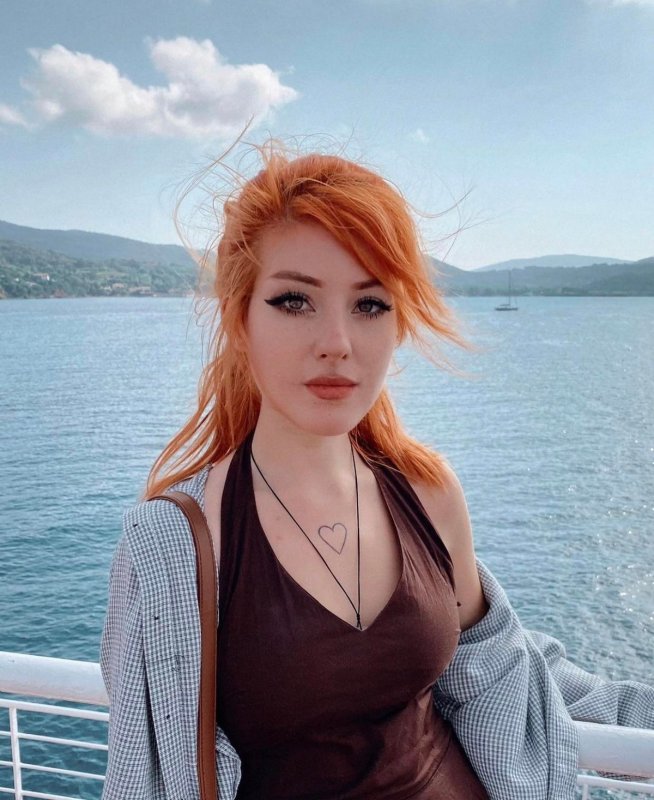Рыжеволосая девушка, откровенные фото