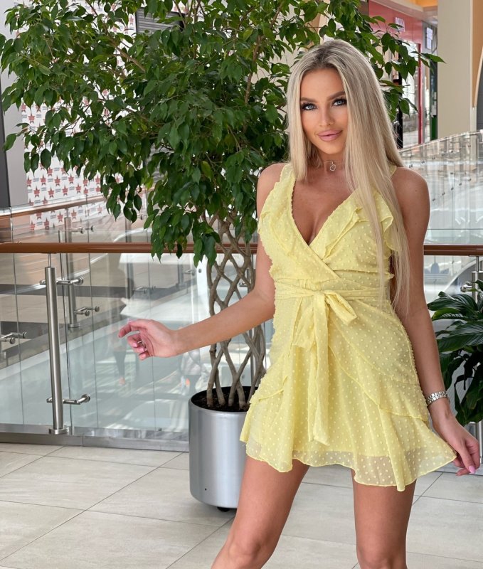 Девушки, в коротких платьях