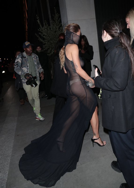 Рита Ора в откровенном платье