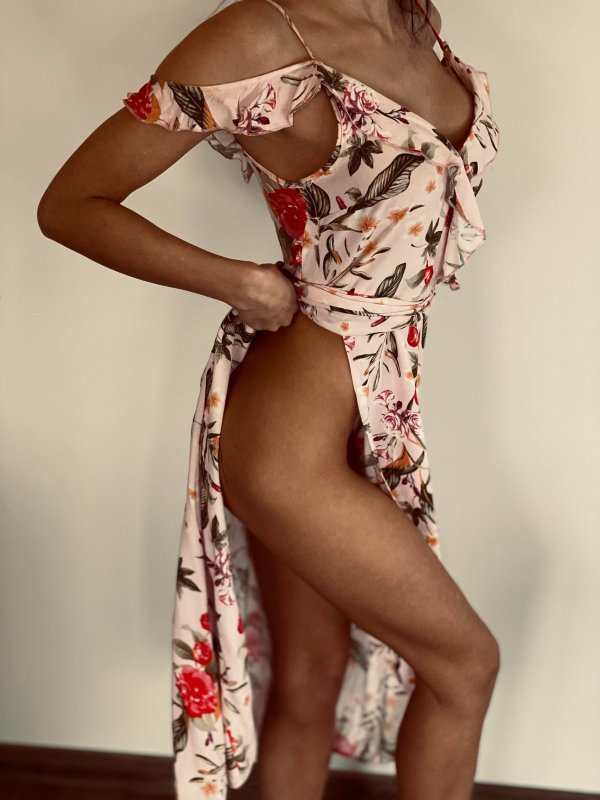 Девушки, в коротких платьях