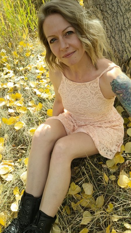 Девушки, в коротких платьях