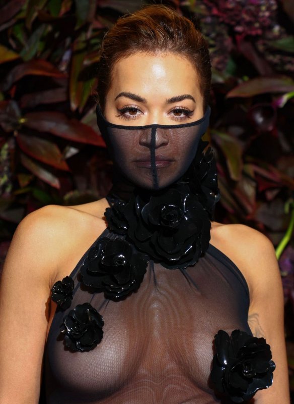 Рита Ора в откровенном платье