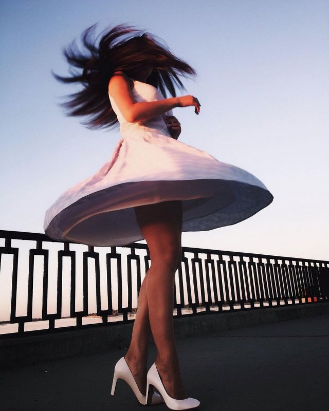 Девушки, в коротких платьях