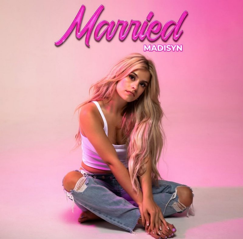 Мадисин Шипман на откровенных фото