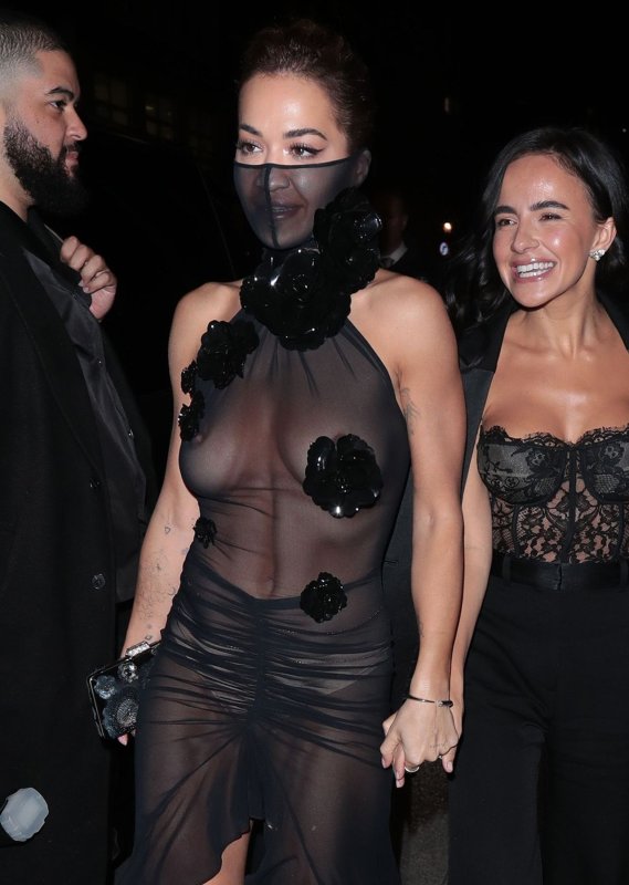 Рита Ора в откровенном платье