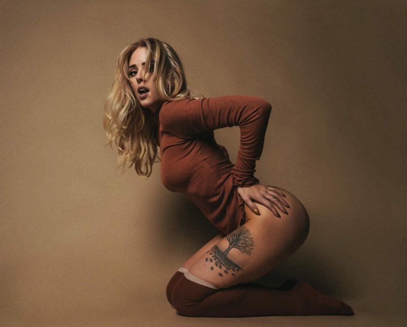 Девушка, грациозно прогибает спину