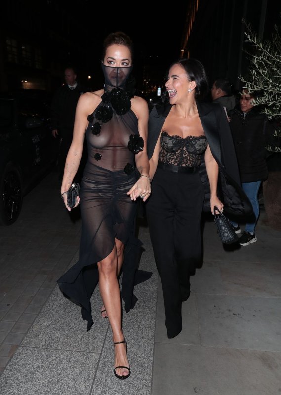 Рита Ора в откровенном платье