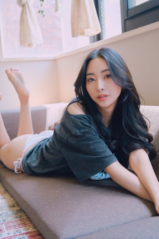 Девушка, грациозно прогибает спину