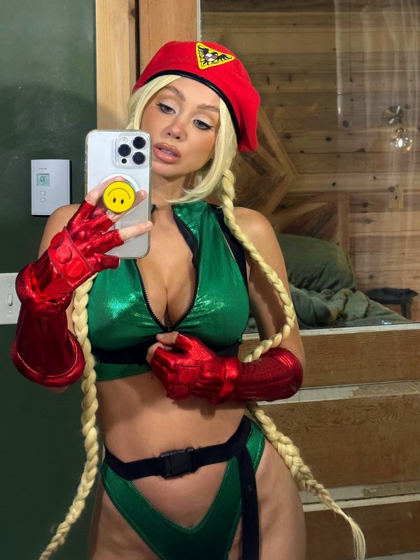 Сара Андервуд на откровенных фотографиях