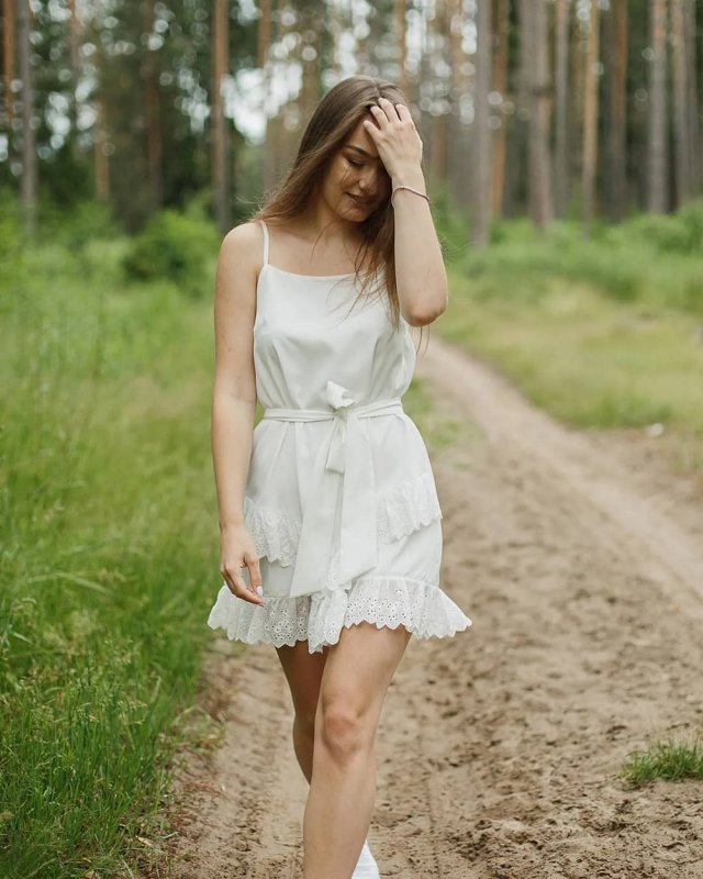 Девушки, в коротких платьях