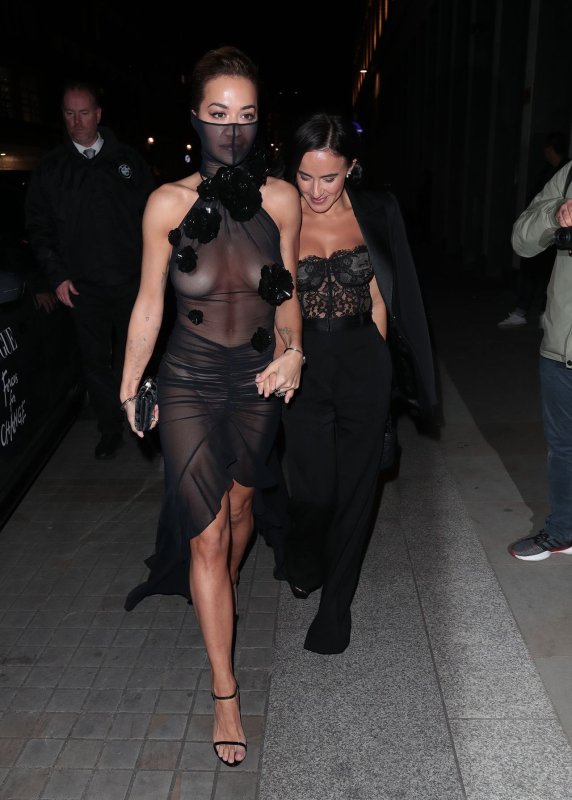 Рита Ора в откровенном платье