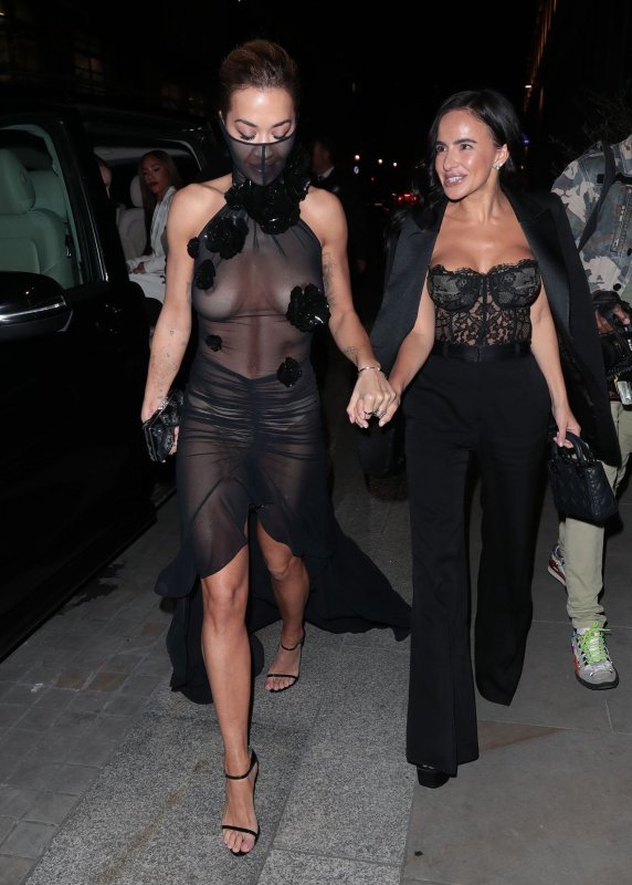 Рита Ора в откровенном платье