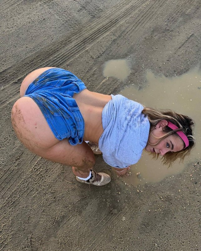 Девушка, грациозно прогибает спину