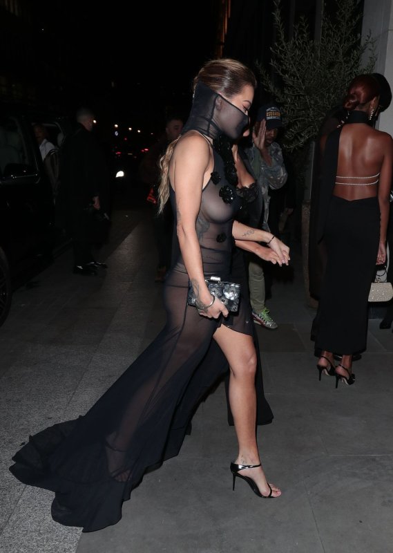 Рита Ора в откровенном платье