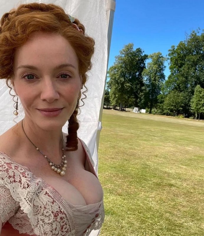 Рыжеволосая девушка, откровенные фото