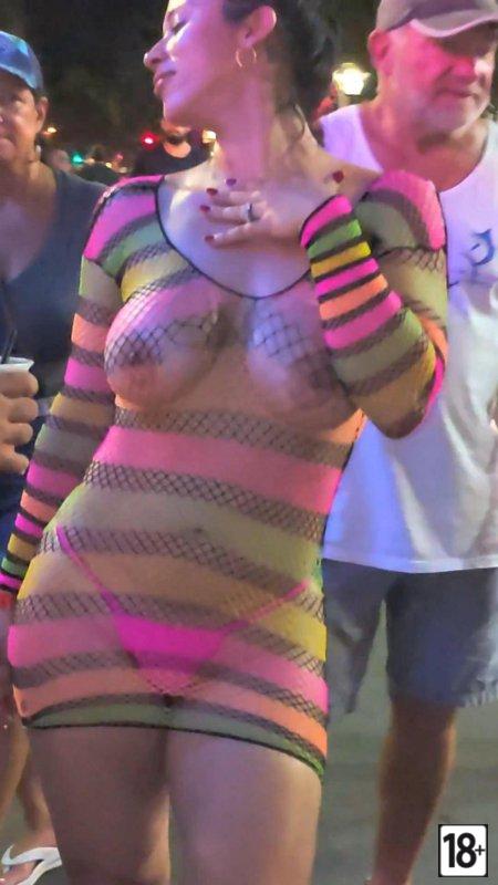 Горячие шлюшки на фестивалях демонстрируют мокрые киски в прозрачных стрингах 5102109784d602bd76cce5f94b5fca13.jpg